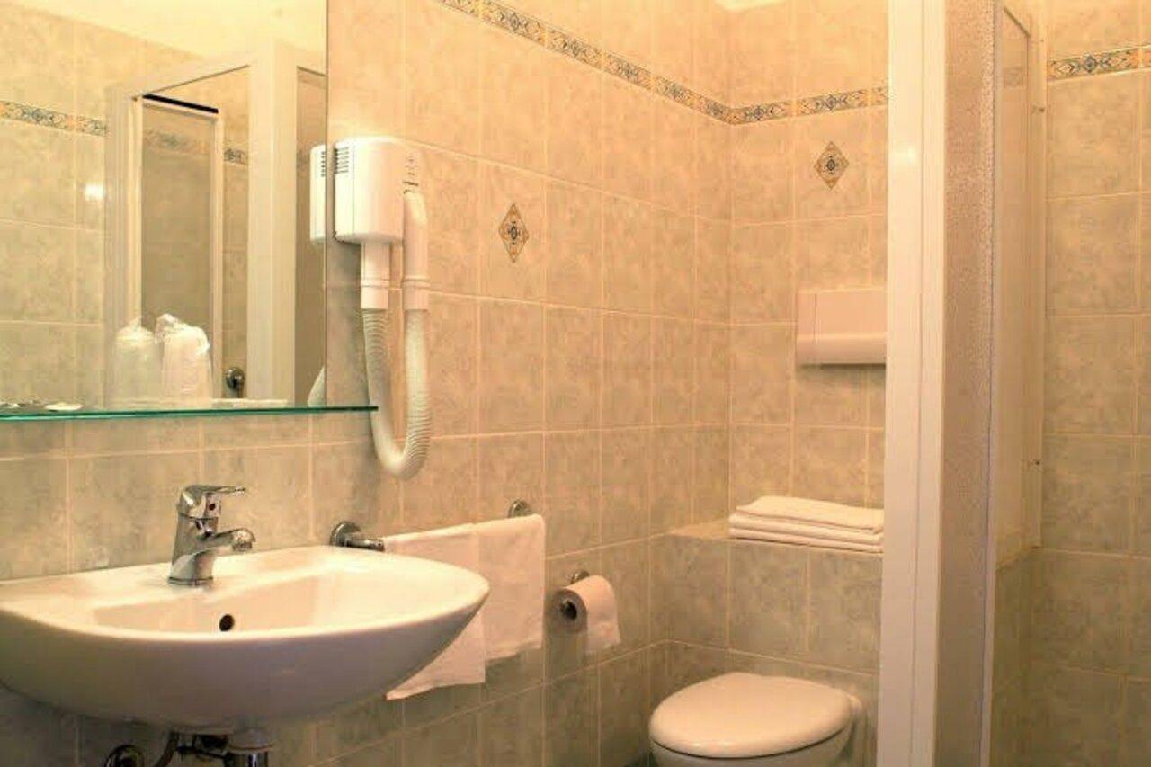 לימונה סול גרדה Hotel Astor מראה חיצוני תמונה